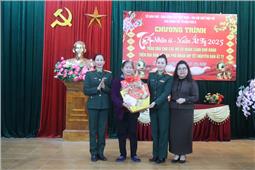 Hội phụ nữ Phòng Kế hoạch - Tổng hợp, Cục Chính trị chúc tết hội viên phụ nữ phường Chùa Hang